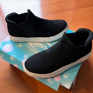 Slip on sneaker, black size 9 women, gently used